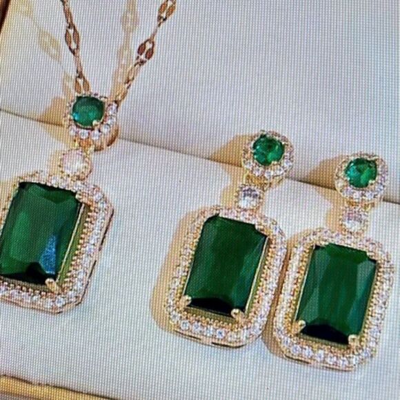 Faux Emerald Necklace Pendant & Earring Set Pierced Ears - Picture 2 of 7